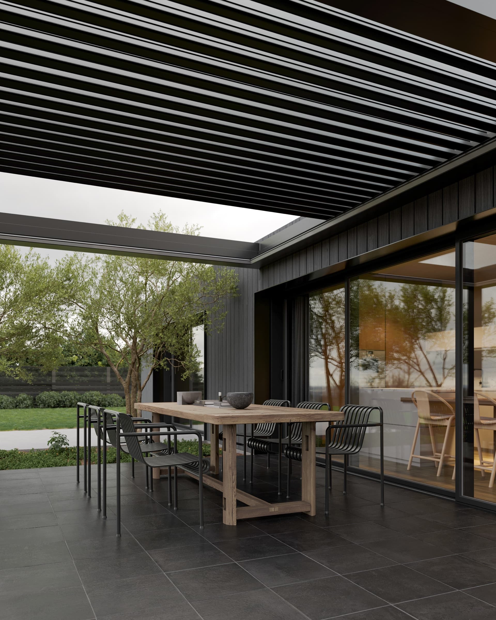 Bahçede yemek alanını örten bioklimatik pergola