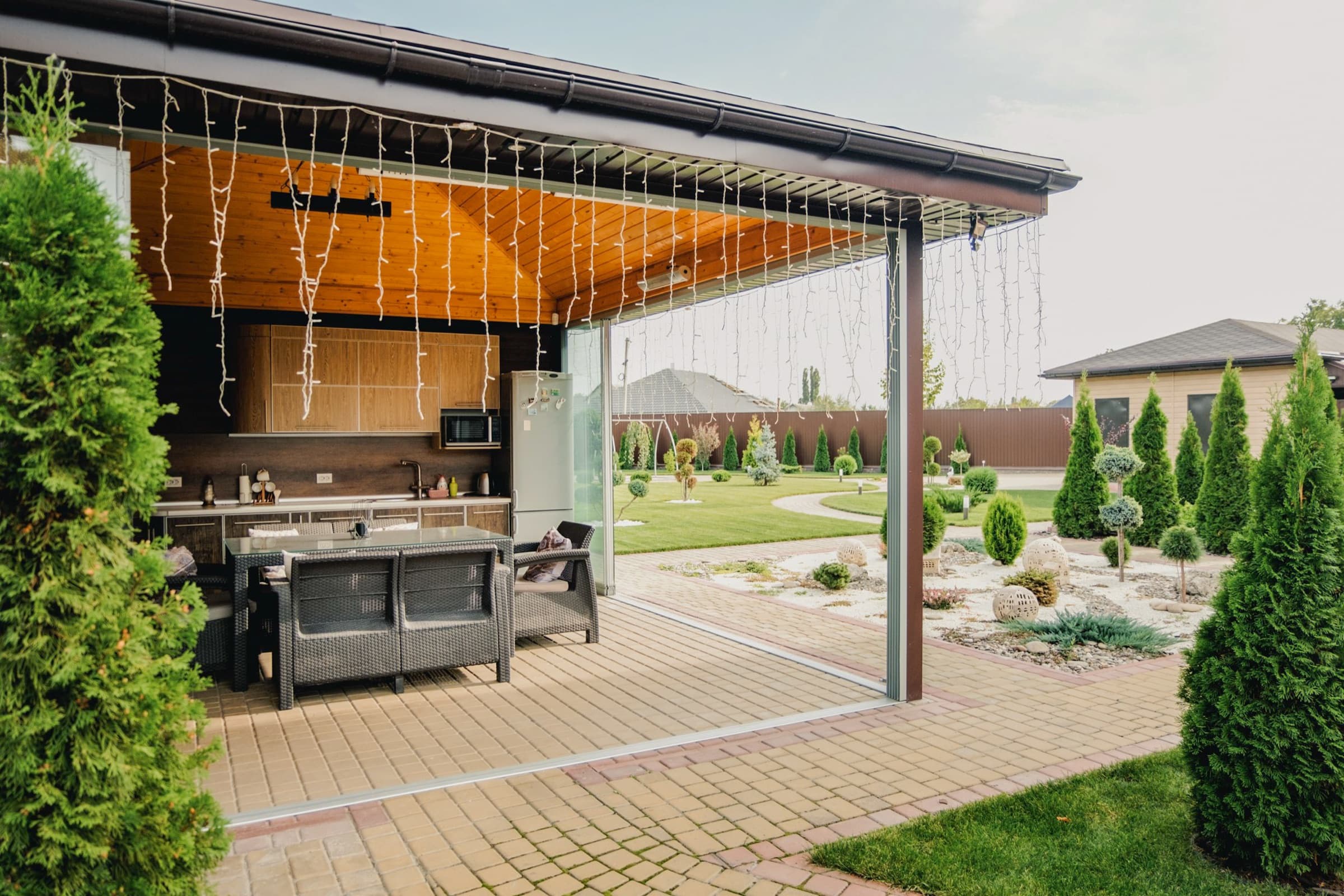 Dış mekan mutfağını örten bioklimatik pergola