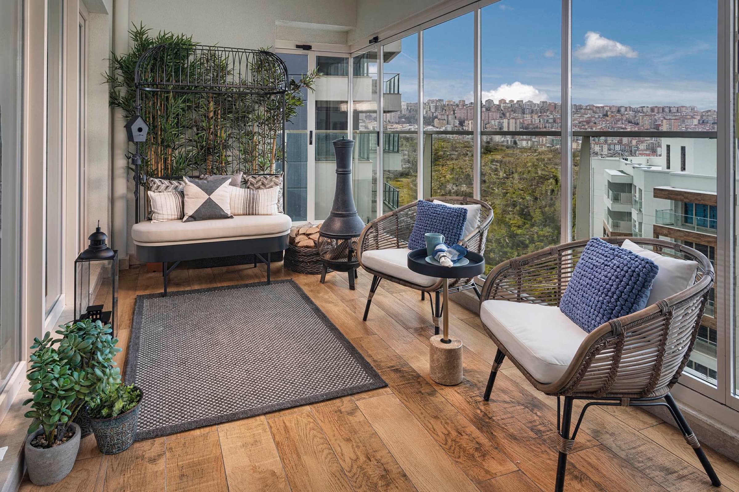 Cam balkonlu, oturma alanı olarak düzenlenmiş balkon