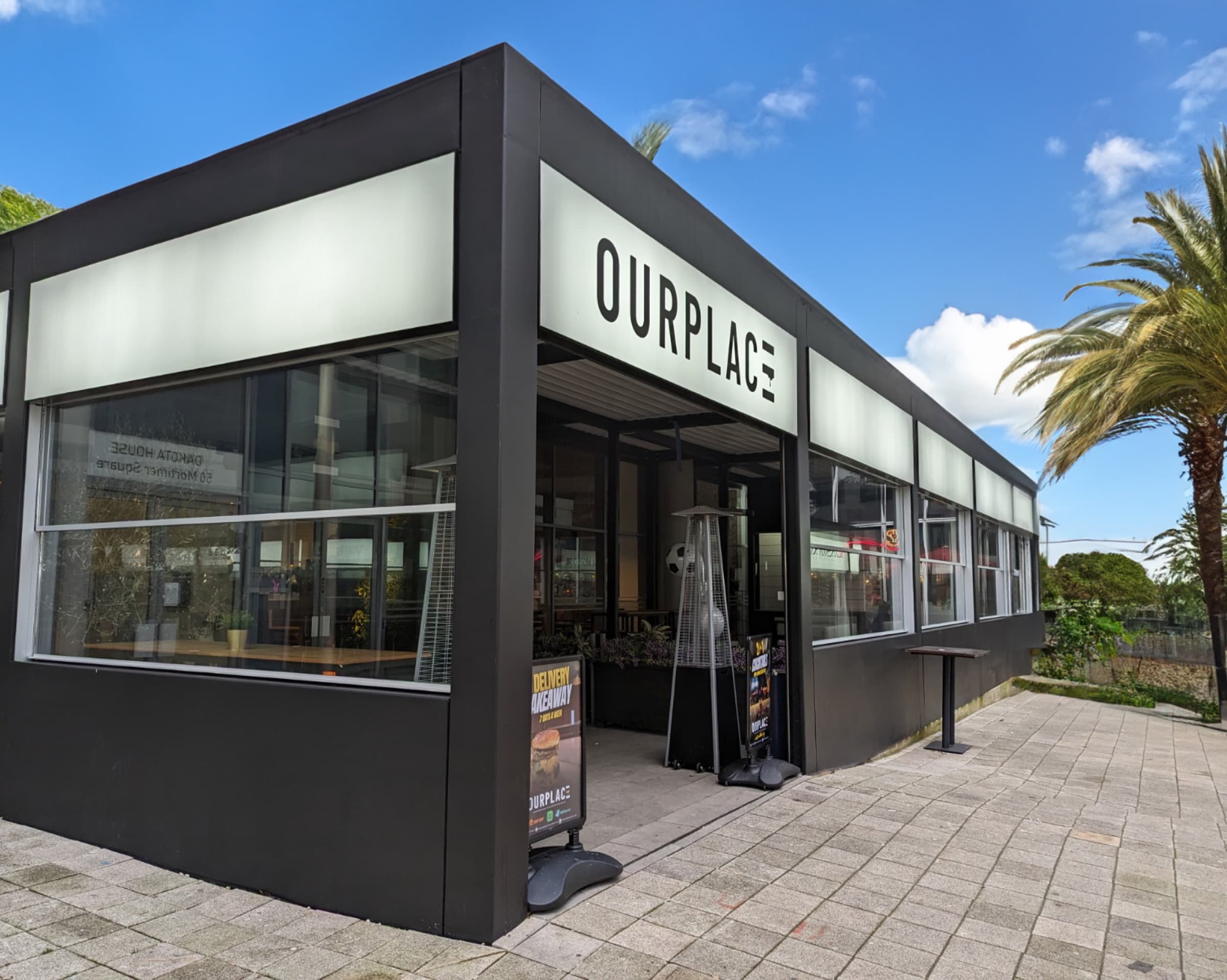 Cam sistemlerle kapatılmış restoran dış alanı