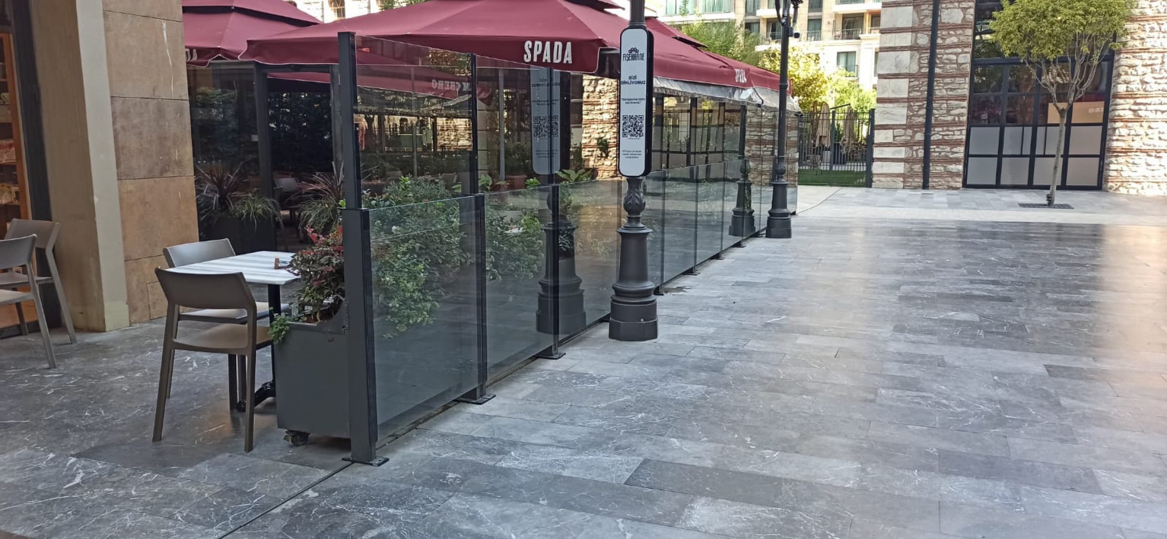Restoran terasında cam sistemle kapatılmış oturma alanı