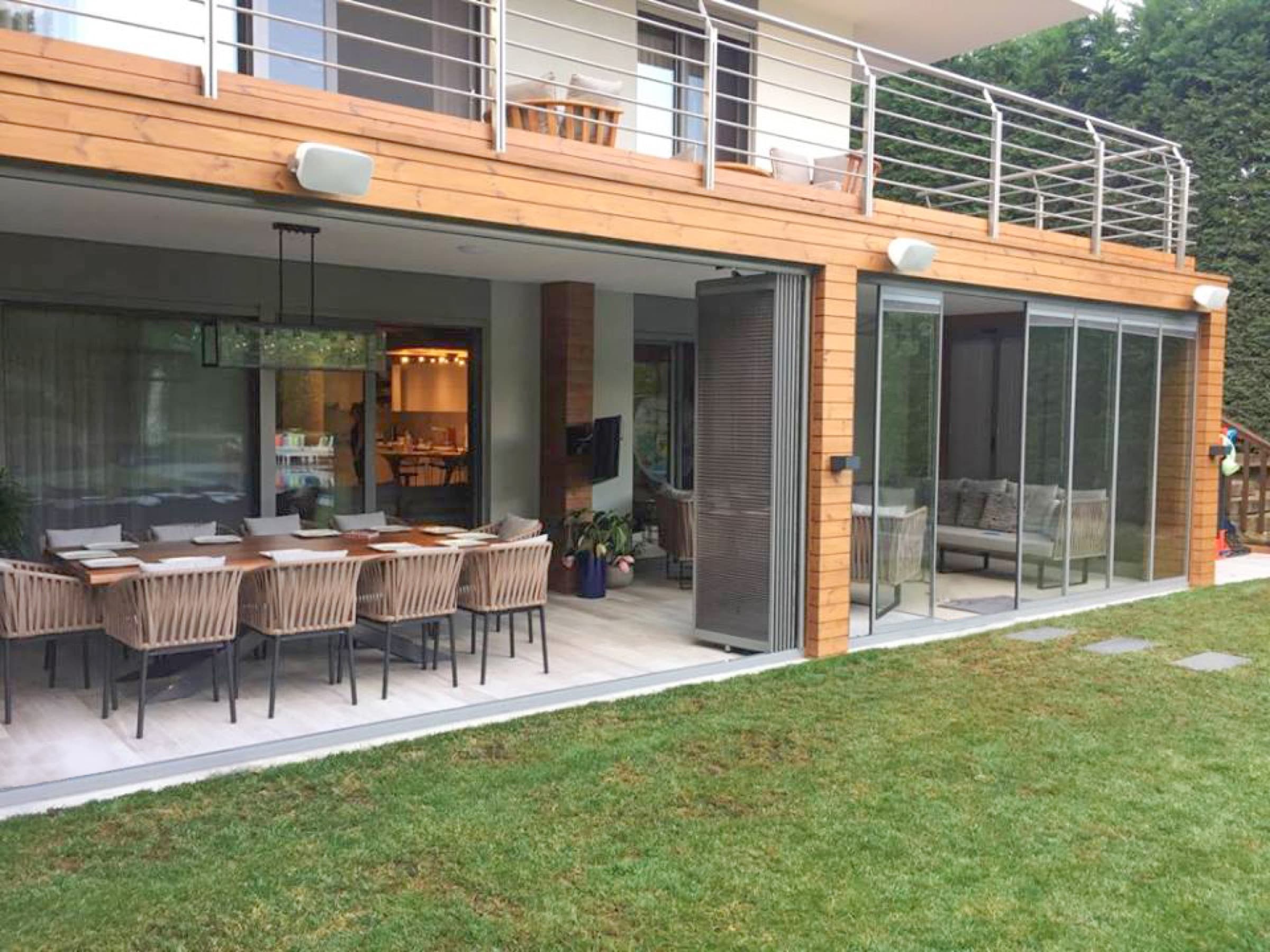 Bahçeye açılan sürme cam sistemli villa terası